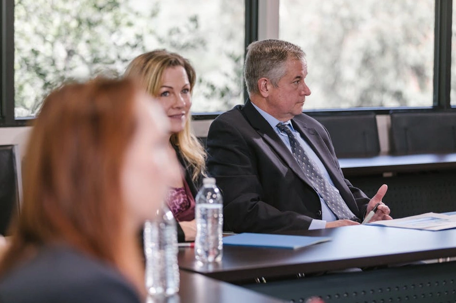 Equipo de profesionales analizando gráficos de crecimiento en una oficina moderna.